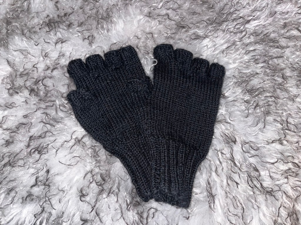 Stickade torgvantar till&nbsp;honom